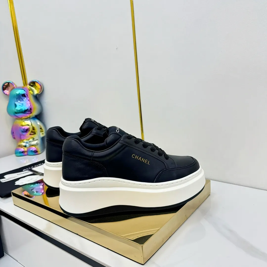 👟👟Ex-factory price 600👟👟 Upgraded version, upgraded version, upgraded version! No rebuttal accepted! ! ! ! Chanel Chanel panda shoes! 2025 counter's top casual sports shoes. This classic design; the upper is electro-embroidered with a variety of techniques; the outsole is fashionable and sporty; the unusual inclusion of a variety of color matching elements... The diversified mix and match is very good-looking and versatile, and can be used for leisure, fashion, sports, and outdoor... ꫛꫀꪝ Go➫ Materials: ❶Upper made of: original imported first-layer silk cowhide + original waterproof cloth + original first-layer cowhide ❷Inner lining: Original Yangli+Net ❸Outsole based on: Original TPU combination outsole Counter boutique packaging complete set for women 35–41 👉 👉 👉 👉 👉